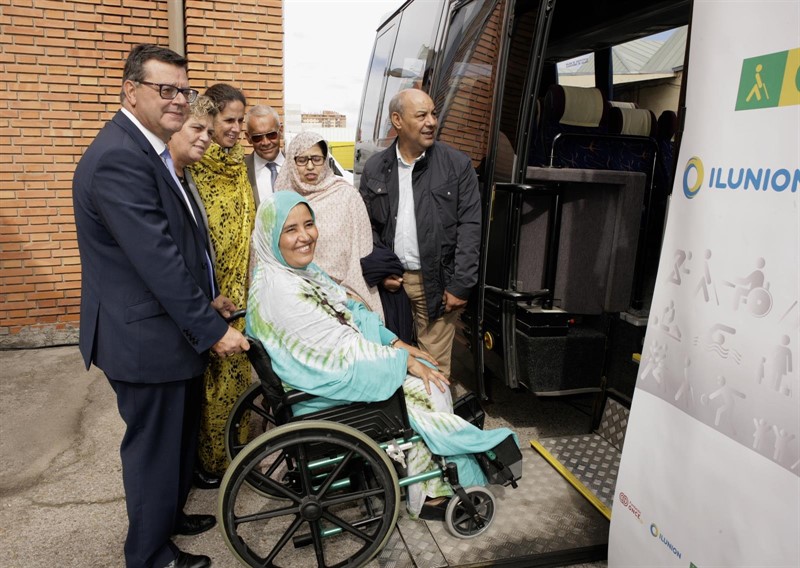 Dona material para saharauis con discapacidad en campamentos de refugiados de Tindouf (Argelia)