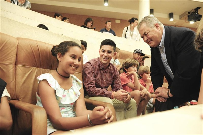 El Parlamento recibe a los 81 niños saharauis que veranean en Cantabria
