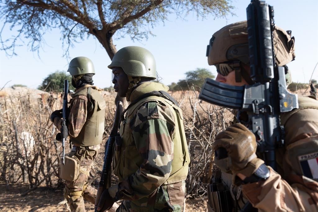 Francia asegura haber dado «un duro golpe» a Estado Islámico en nuevas operaciones en Burkina Faso