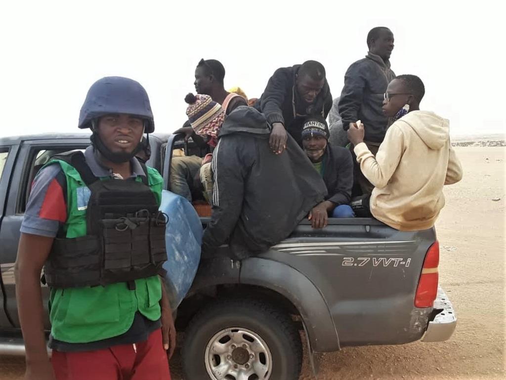 Localizados abandonados en el desierto del Sáhara 83 migrantes que se dirigían a Libia