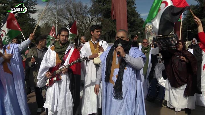 El pueblos saharaui 🇪🇭 organiza manifestación histórica en la plaza de la sede d…