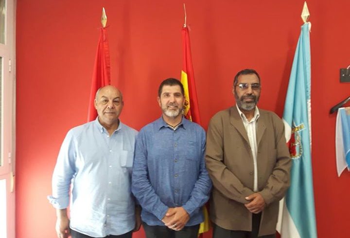 Bucharaya Beyun, ministro de educación saharaui acompañado de Abidin delegado de…