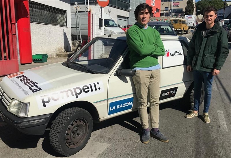 Dos estudiantes madrileños recorrerán el norte de África en un coche de rally para repartir material solidario