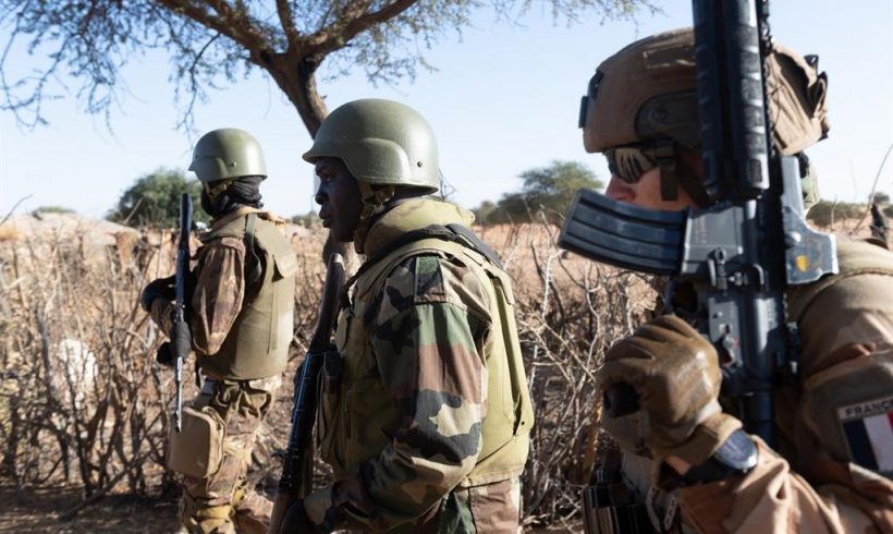 Francia asegura haber dado “un duro golpe” a Estado Islámico en nuevas operaciones en Burkina Faso